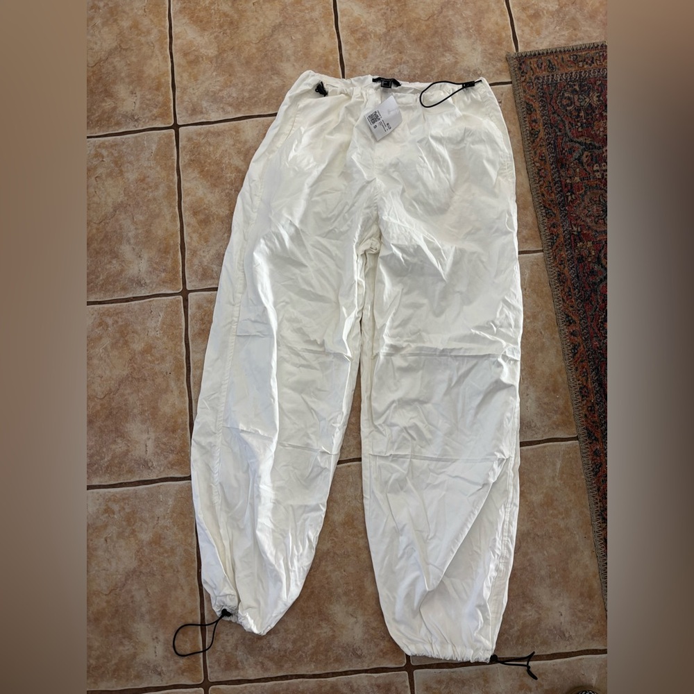 White cargo woman’s pants with drawstring and pockets.